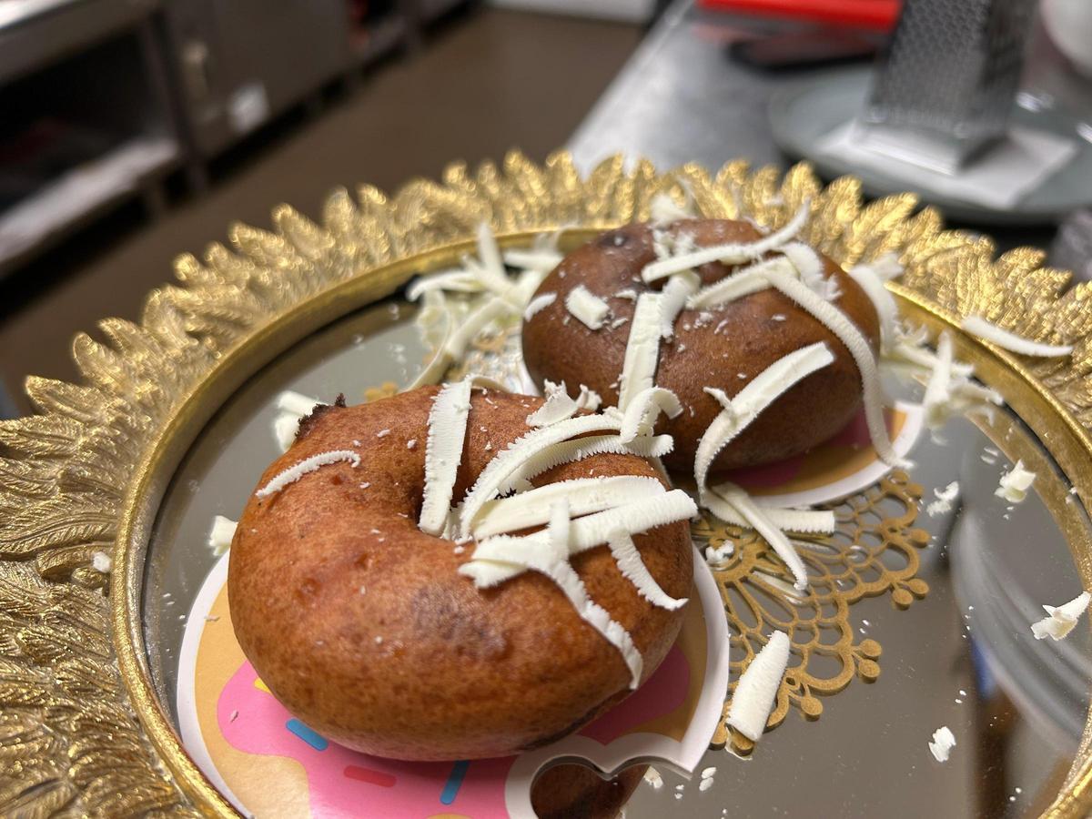 EN IMÁGENES: El restaurante Feudo Real de Grado presenta su trampantojo de donut para el certamen de Afuega'l Pitu