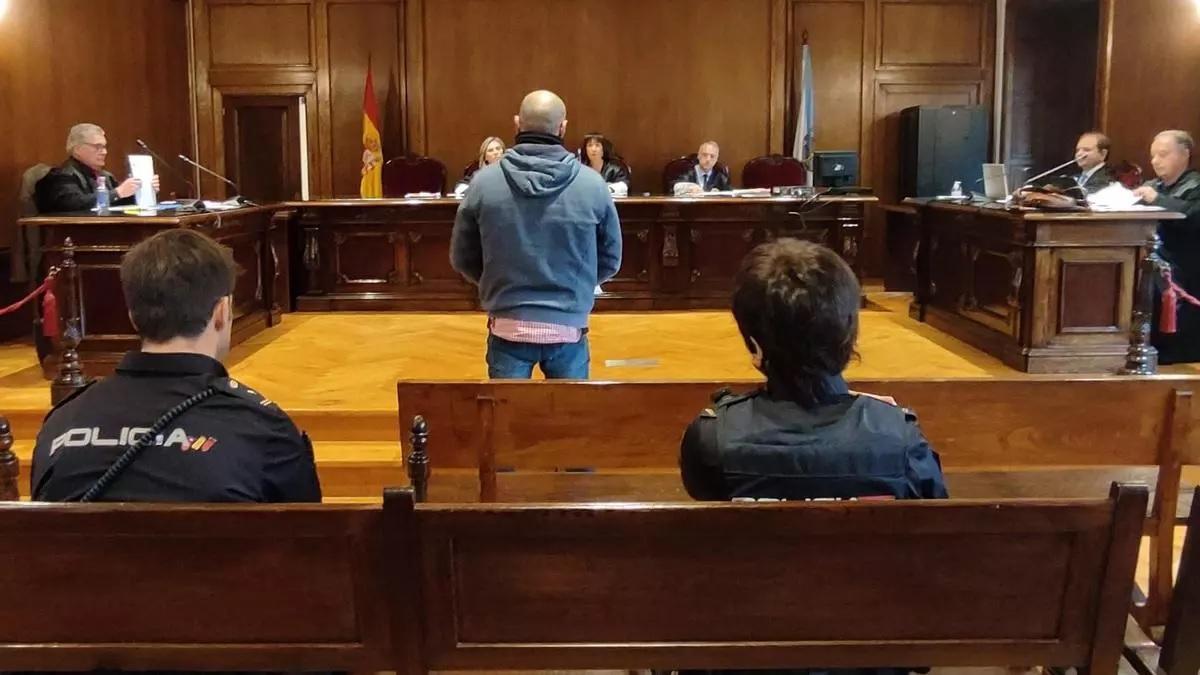 El acusado, ante el tribunal de la Audiencia de Pontevedra.