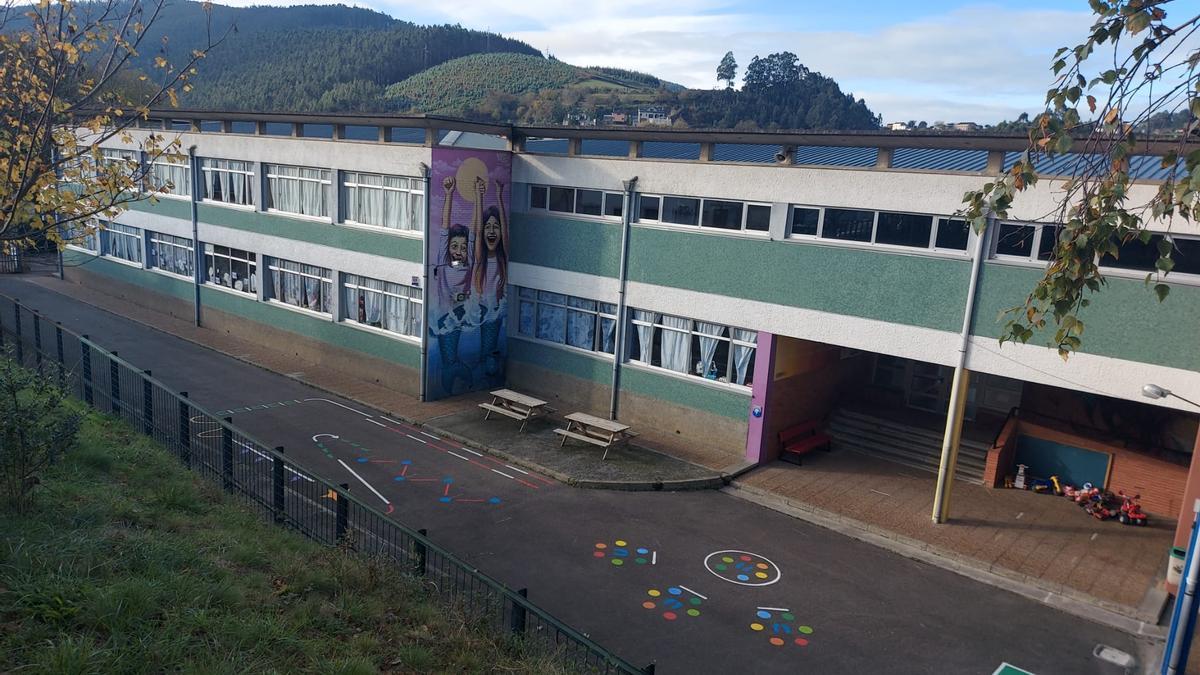 Patio trasero del colegio Jovellanos en una imagen tomada desde la calle La Galea.