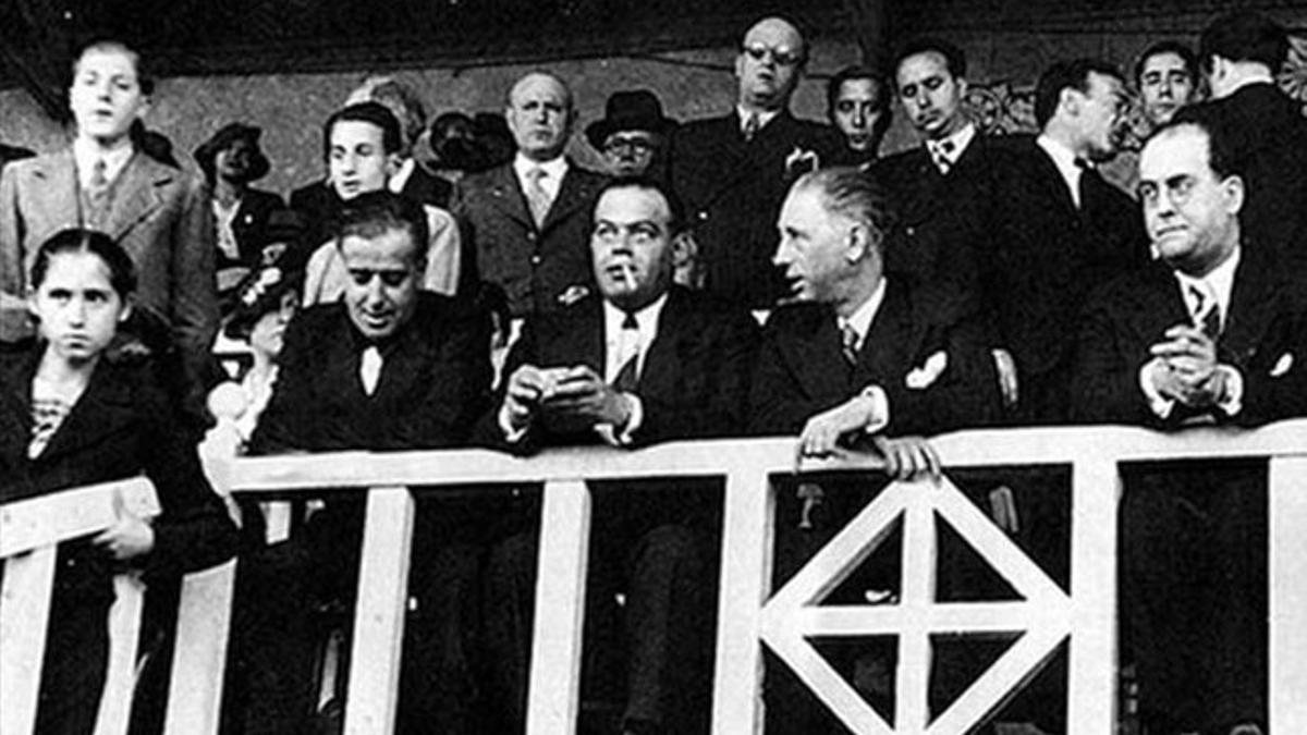 El que fuera presidente del FC Barcelona, Josep Suñol, fumando, en el palco de Les Corts