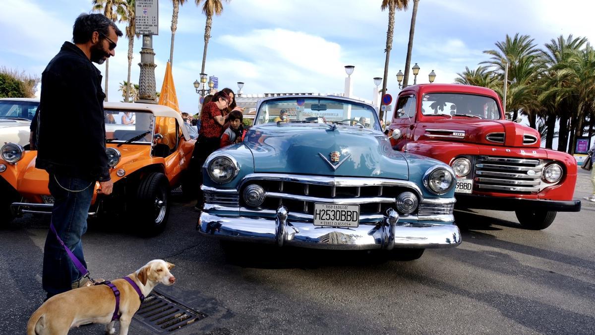 Exhibición de coches clásicos en la Carihuela de Torremolinos