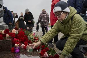 Ciudadanos de Vladivostok recuerdan a las víctimas del atentado contra el Crocus City Hall de Moscú