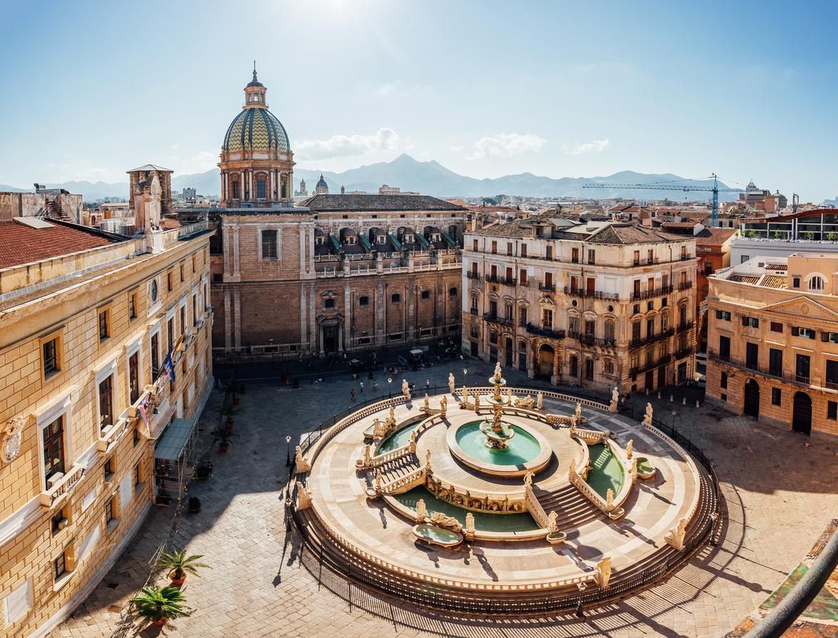Plaza de la Pretoria, con varios palacios y la iglesia de Santa Caterina.