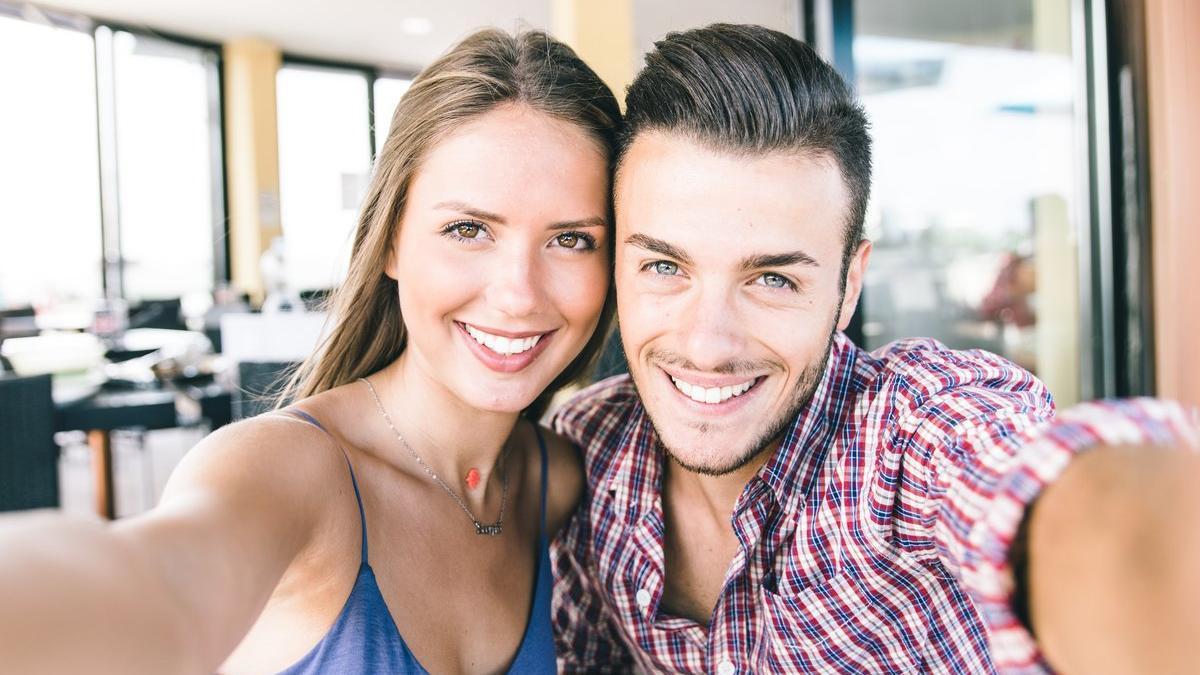 Pareja joven haciéndose un selfie