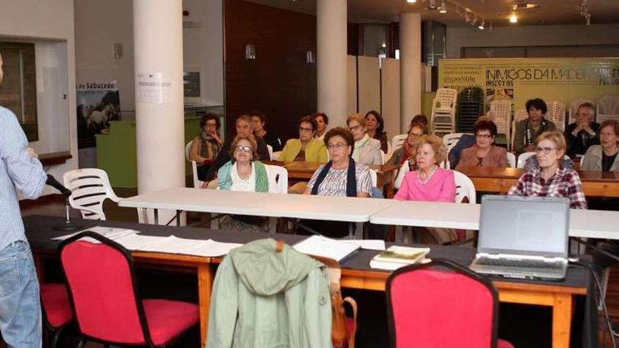 Rubén Castro y alumnos del IV Ciclo da USC, ayer, en el primer seminario en A Estrada. // Bernabé / Ana Agra