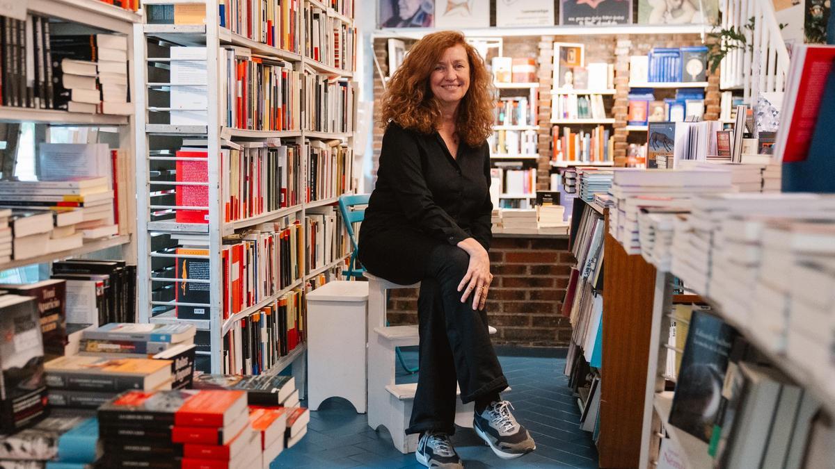 Lola Larumbe, frente a la Librería Alberti, en Madrid.