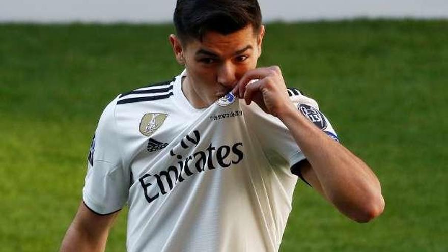 Brahim besa el escudo del Madrid en su presentación.