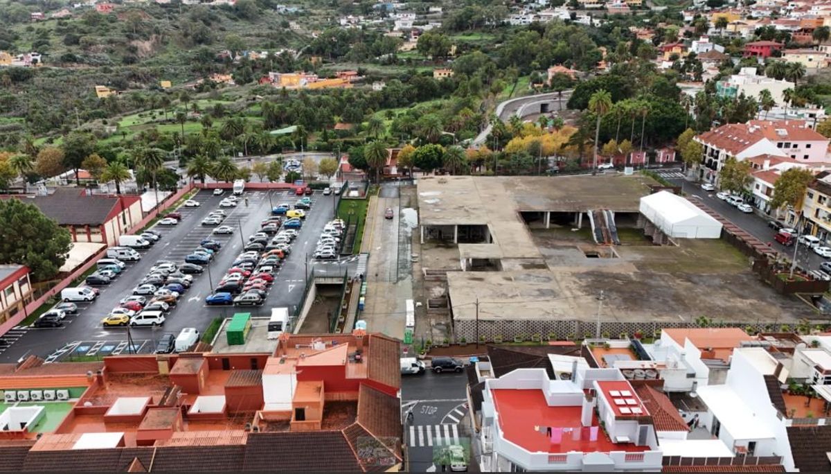 Vista de Santa Brígida, con el mamotreto a la derecha