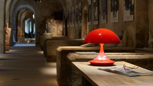 Lámpara 'Cobra' en color rojo, de Elio Martinelli
