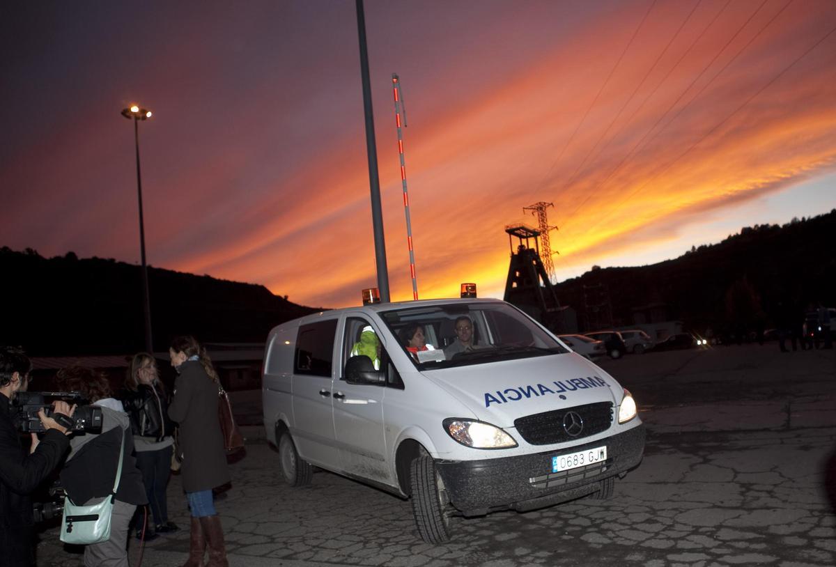 Un ambulancia trasladando a una de las víctimas.