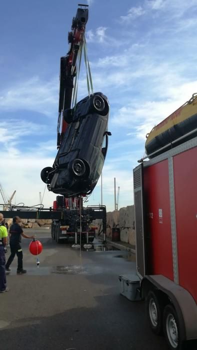 Un coche cae al agua en el puerto de Castelló