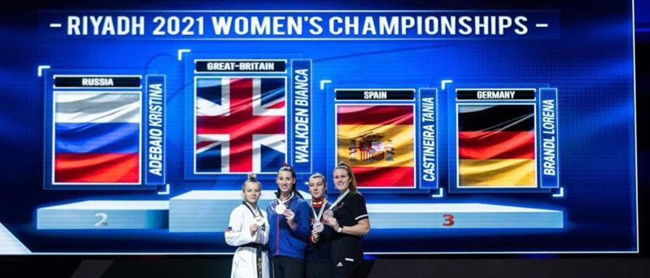 Tania Castiñeira, tercera por la derecha, en el podio junto a las otras medallistas. | // FDV