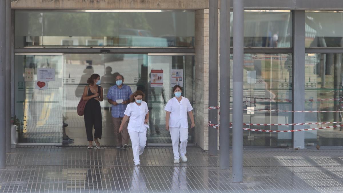 Dos sanitarias salen del Hospital Provincial de Castellón.