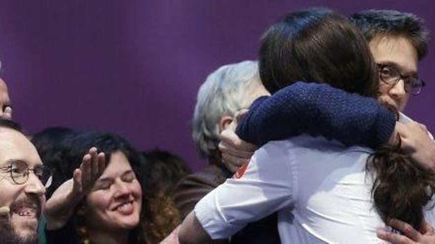 Pablo Iglesias i Íñigo Errejón s&#039;abracen després de conèixer el resultat, sota la mirada de Pablo Echenique