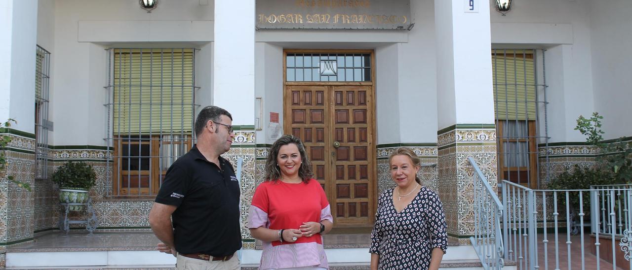 Sergio Pérez, María Jesús Serrano y Rosa Unquiles, el pasado verano ante la residencia de San Francisco.