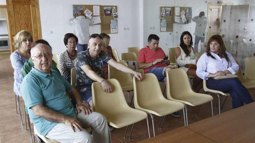 Un grupo de vecinos, ayer, reunidos en la sede de la asociación de Santiago del Monte.