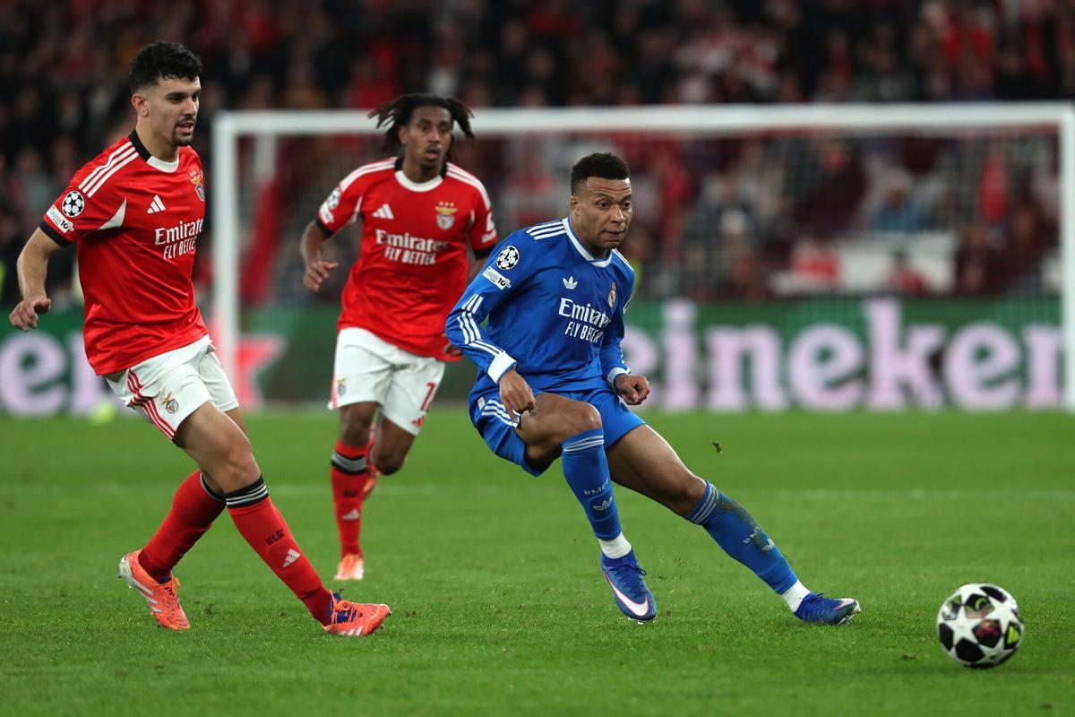 Kylian Mbappe juega un balón.