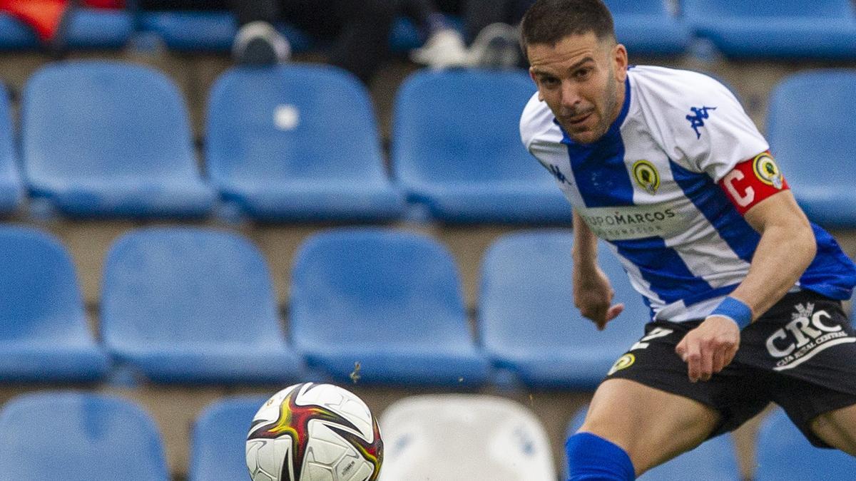 Raúl golpea a la pelota desde la banda buscando un centro al área en el José Rico Pérez.