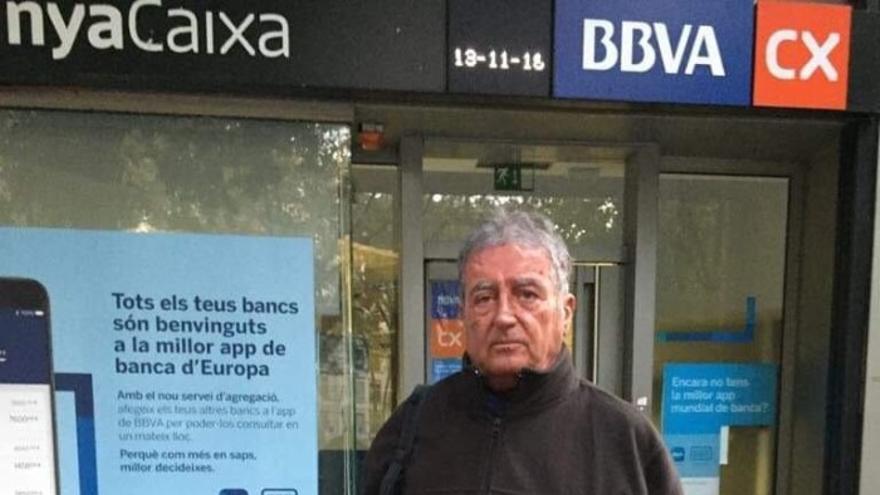 Arturo Puente, el jaqués que no ha parado hasta ganar el pleito, ante una sucursal bancaria.