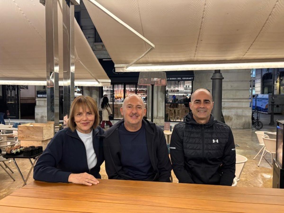 Pasaban por allí... ¡y se acercaron a saludar! Manolo Espuch y Vicente Seguí con María José San Román.