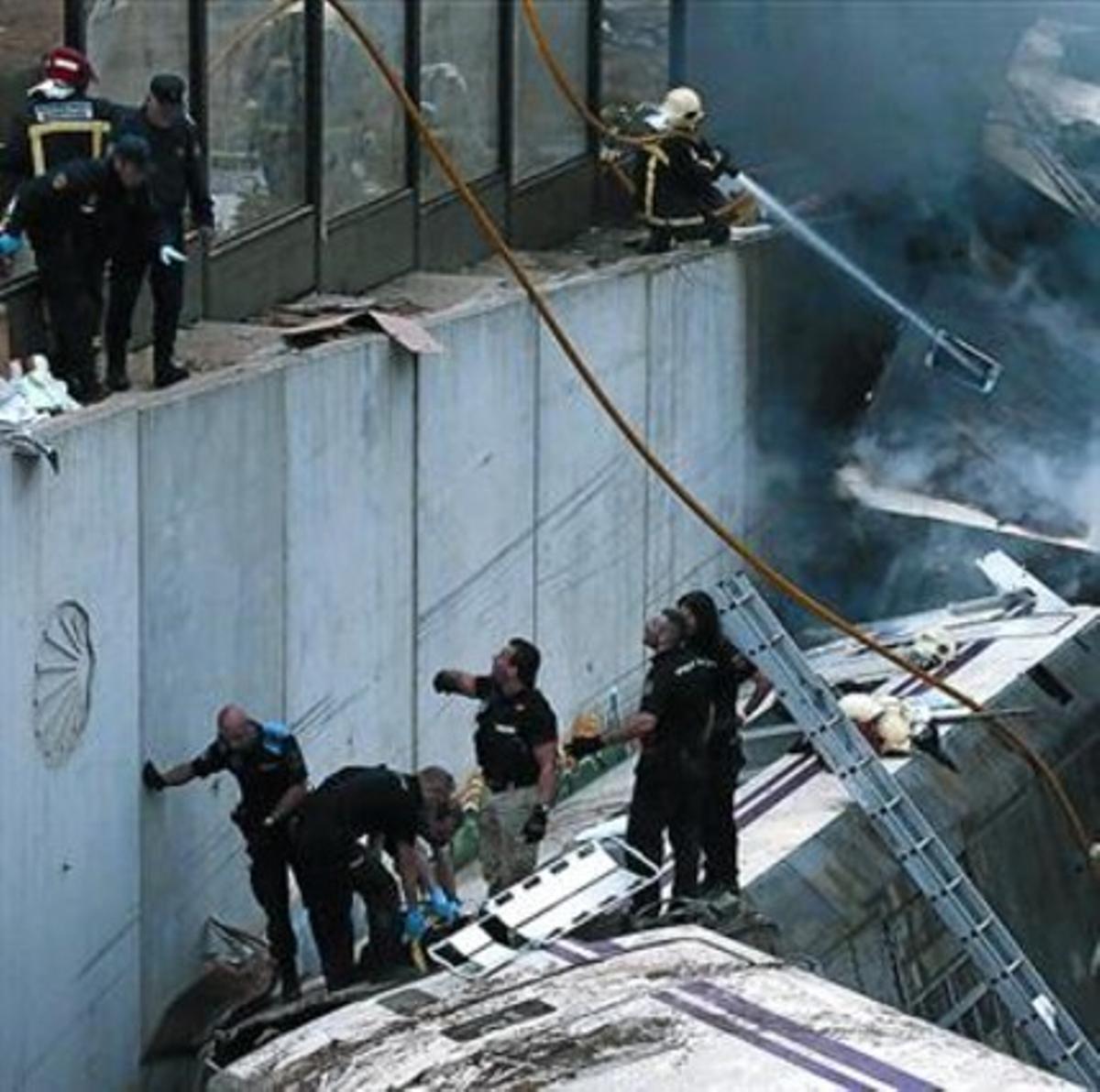 Agents de la Policia Nacional busquen proves entre la ferralla del tren.