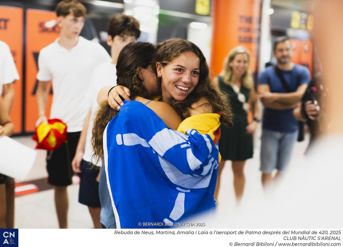 Emotiva llegada de las deportistas a Palma.