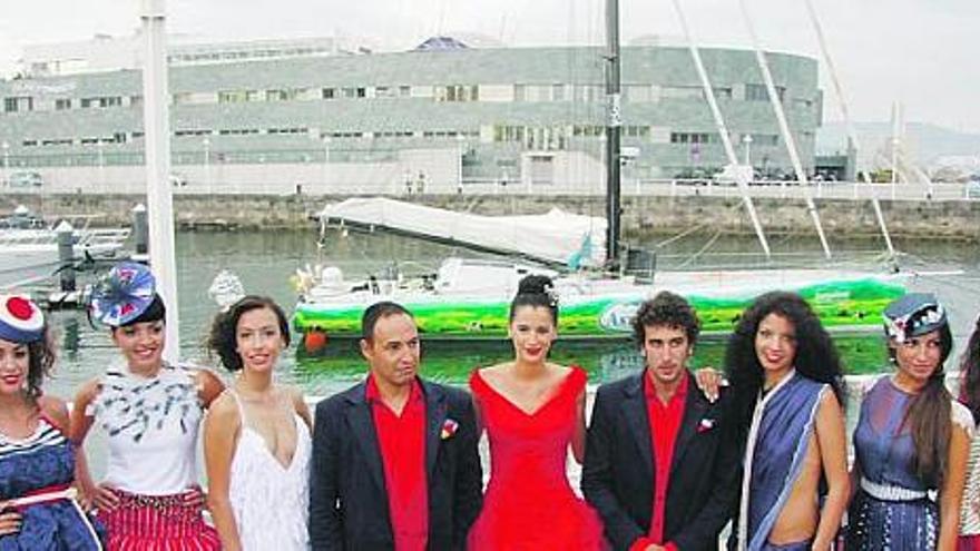 Juan Merediz y Fran Palacio, tripulantes del «Central Lechera Asturiana», posan con varias modelos delante de su barco en el espigón de Fomento. / marcos león