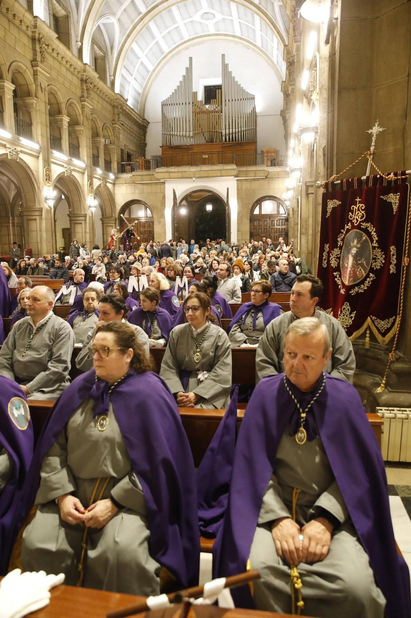 El mal tiempo obliga a suspender la procesión del Encuentro en Gijón