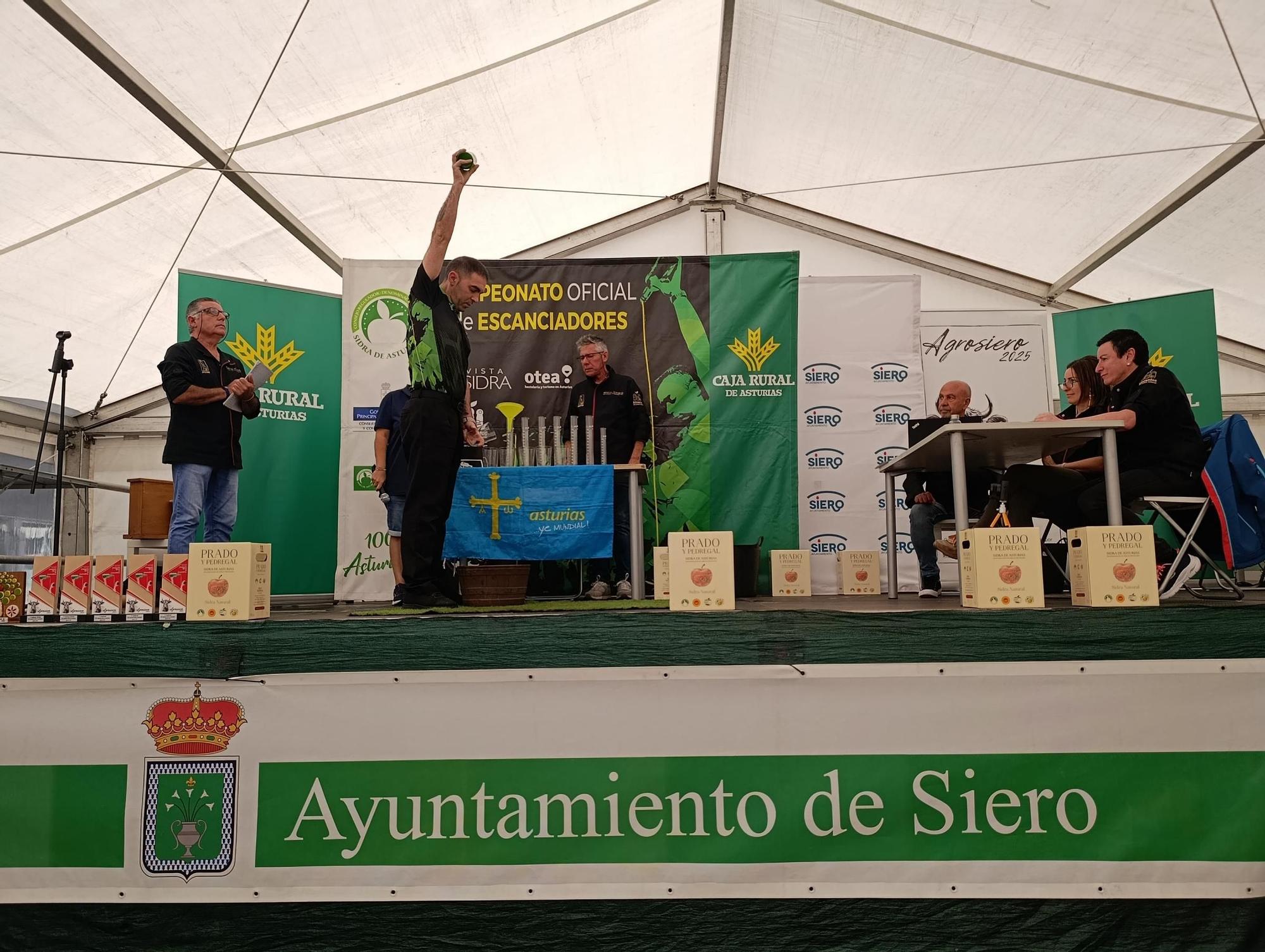 Amauris La Pauta, ganador del Concurso de Escanciadores de Pola de Siero