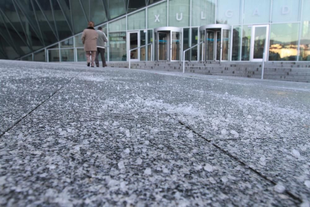 En las inmediaciones del nuevo edificio judicial de Ourense se espació sal