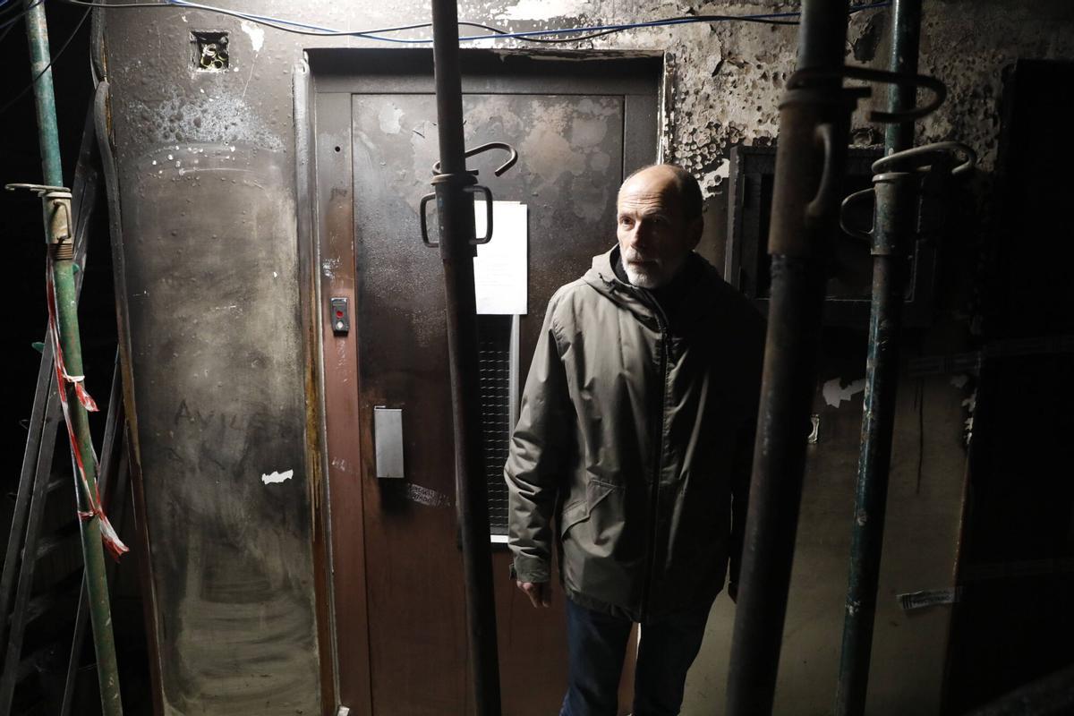José María Fernández en el interior del portal 25 de la avenida Fernández Balsera.