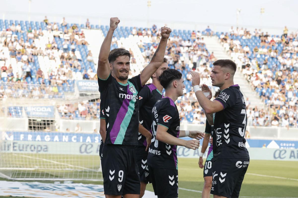Los jugadores del Málaga celebran su segundo gol durante el partido disputado en el campo del Real Zaragoza.