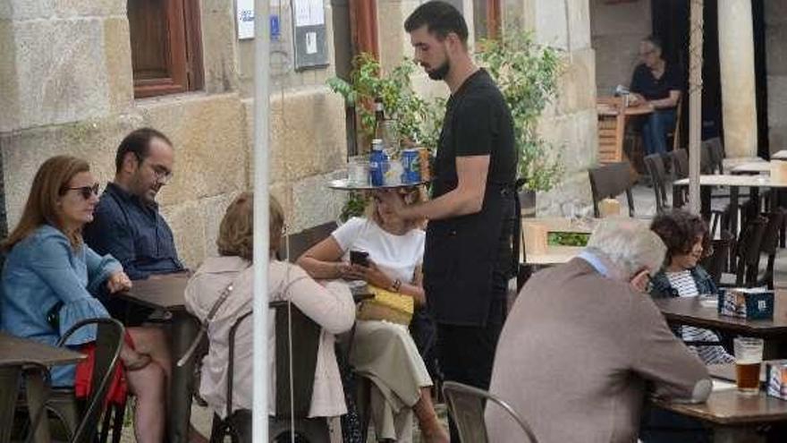 Un camarero trabaja en una terraza de Pontevedra. // Rafa Vázquez