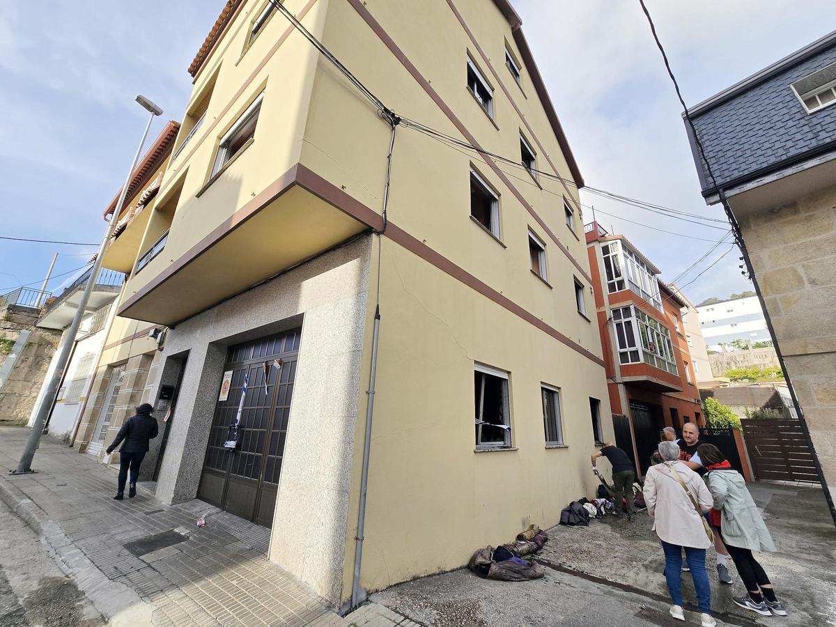 Rescatada a través de su balcón por un incendio en una casa en Chapela que calcinó el garaje