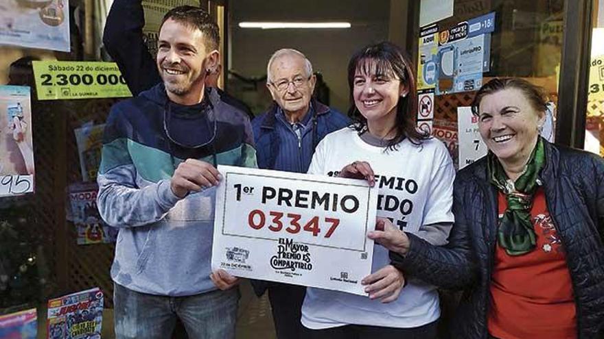 Sergio Marne, trabajador del 061 que compró el décimo agraciado con el Gordo, junto a la lotera Elena Amengual.