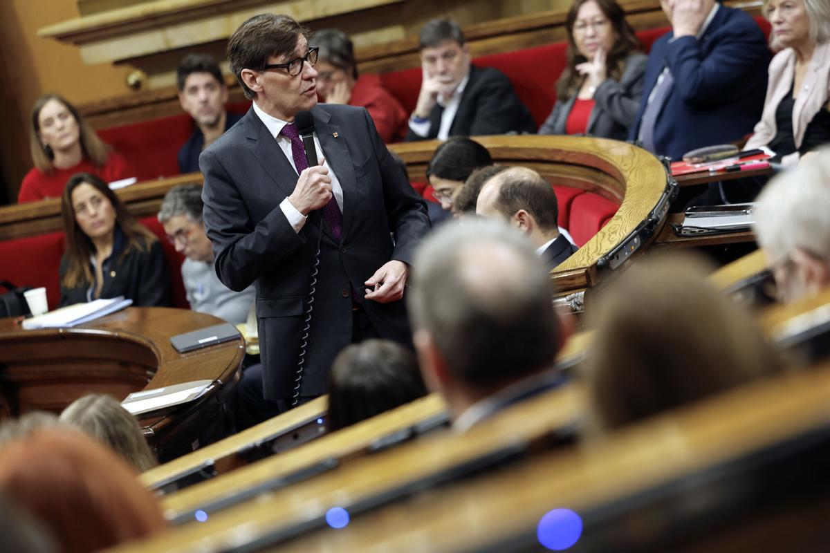 GRAFCAT5819 BARCELONA 17/12/2025.- El presidente de la Generalitat, Salvador Illa, responde a los grupos parlamentarios, durante una nueva sesión de control al presidente en el pleno del Parlament celebrada este miércoles. EFE/ Toni Albir