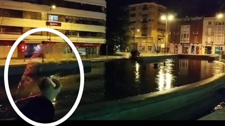 VÍDEO | Frío, frío... así de helada estaba esta madrugada el agua de la fuente de La Marina