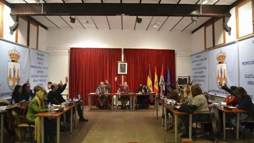 Votación unánime de la Corporación Municipal, ayer, durante el primer pleno del año en Benavente.
