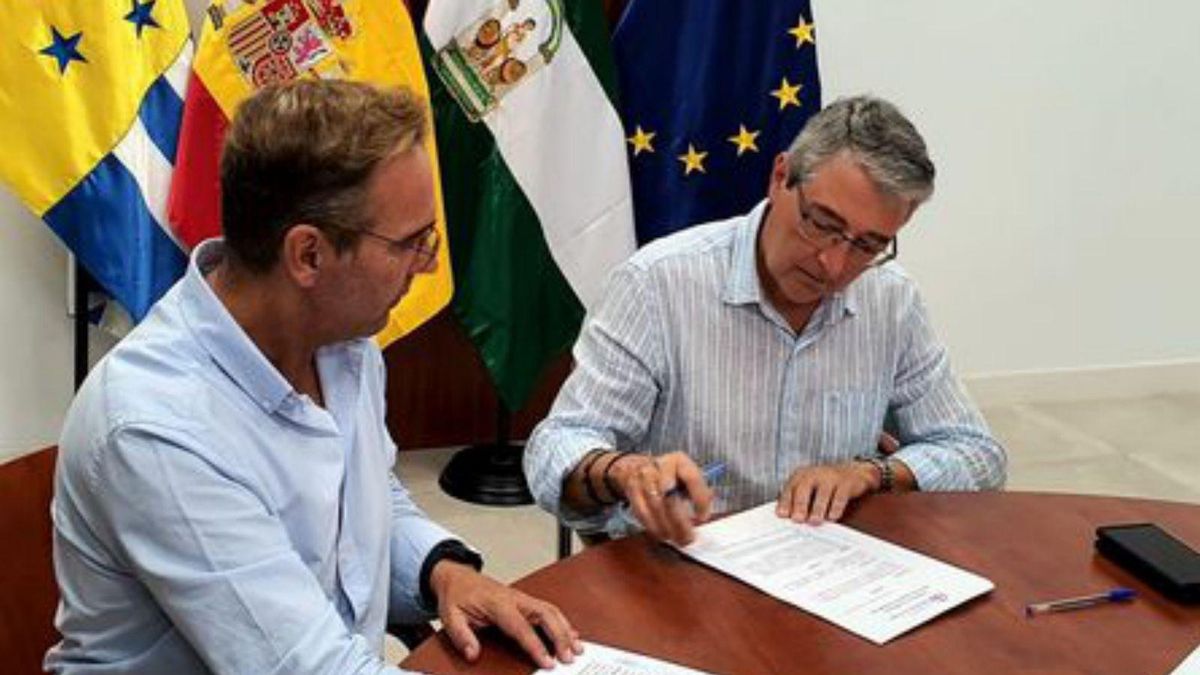 Salado firma el nuevo acuerdo. | L.O.