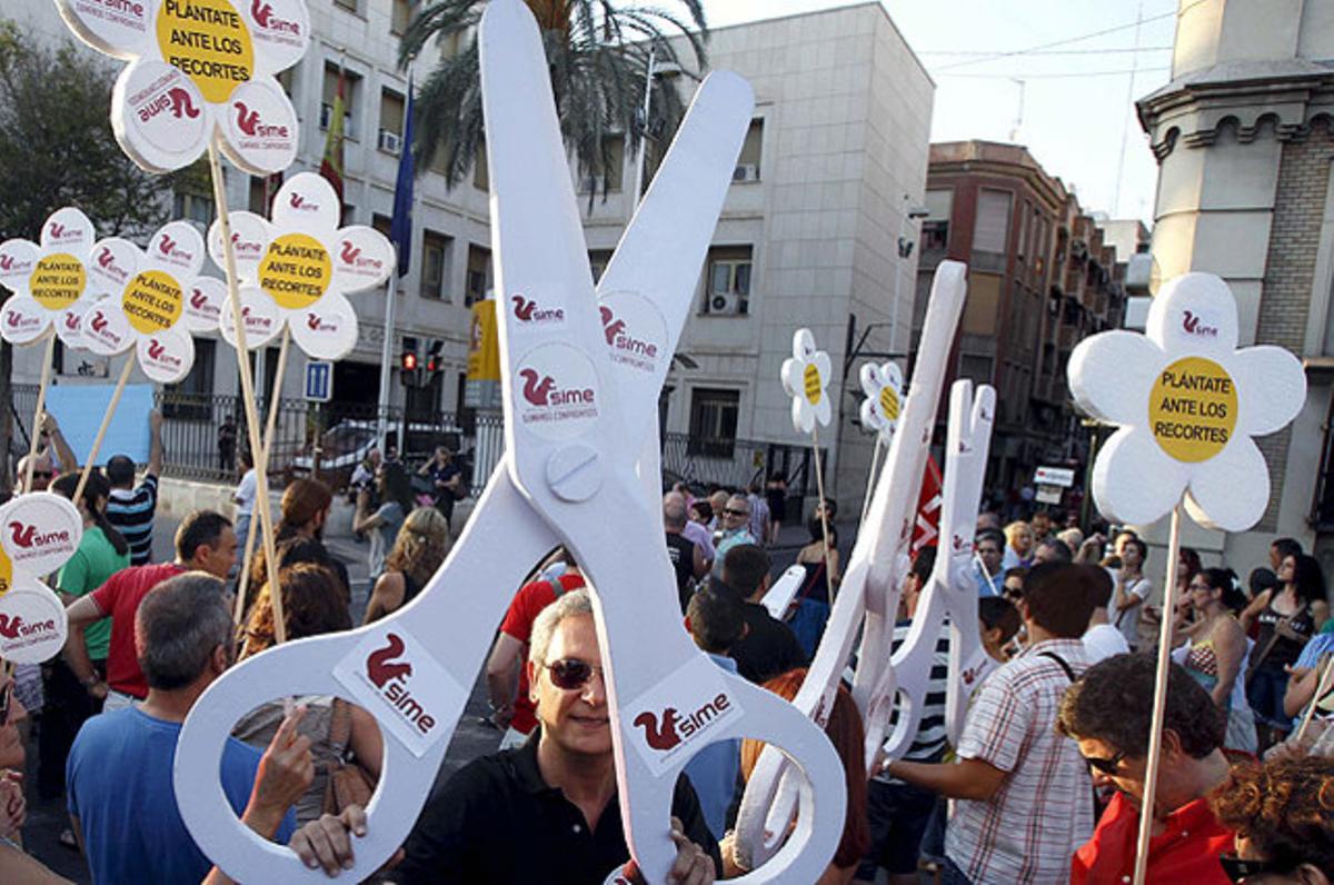 Milers de persones en una concentració, dimecres, davant de la Delegació del Govern a Múrcia contra els anuncis fets al Congrés.