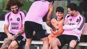 Mateo Messi bromea con Rodri de Paul con la camiseta del Barça.