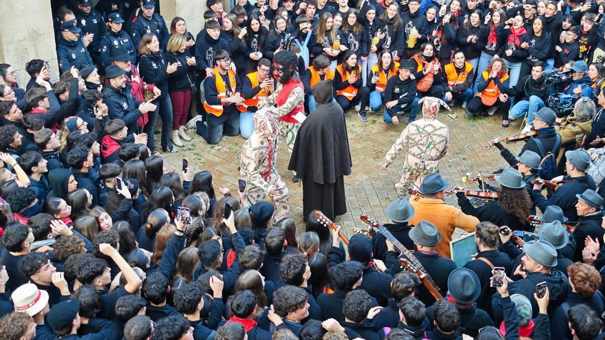 Una imagen del ball de Sant Antoni i els dimonis frente al Ayuntamiento de Manacor.