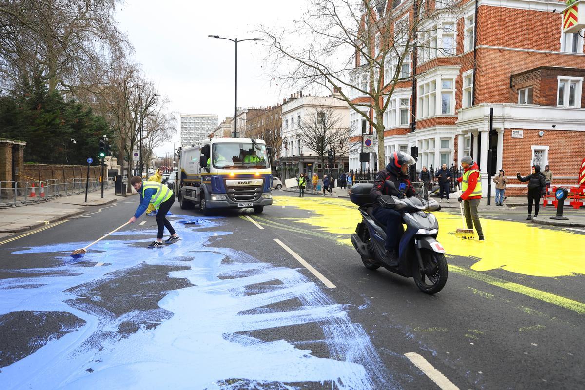 Activistas pintan la bandera de Ucrania frente a la embajada rusa en Londres