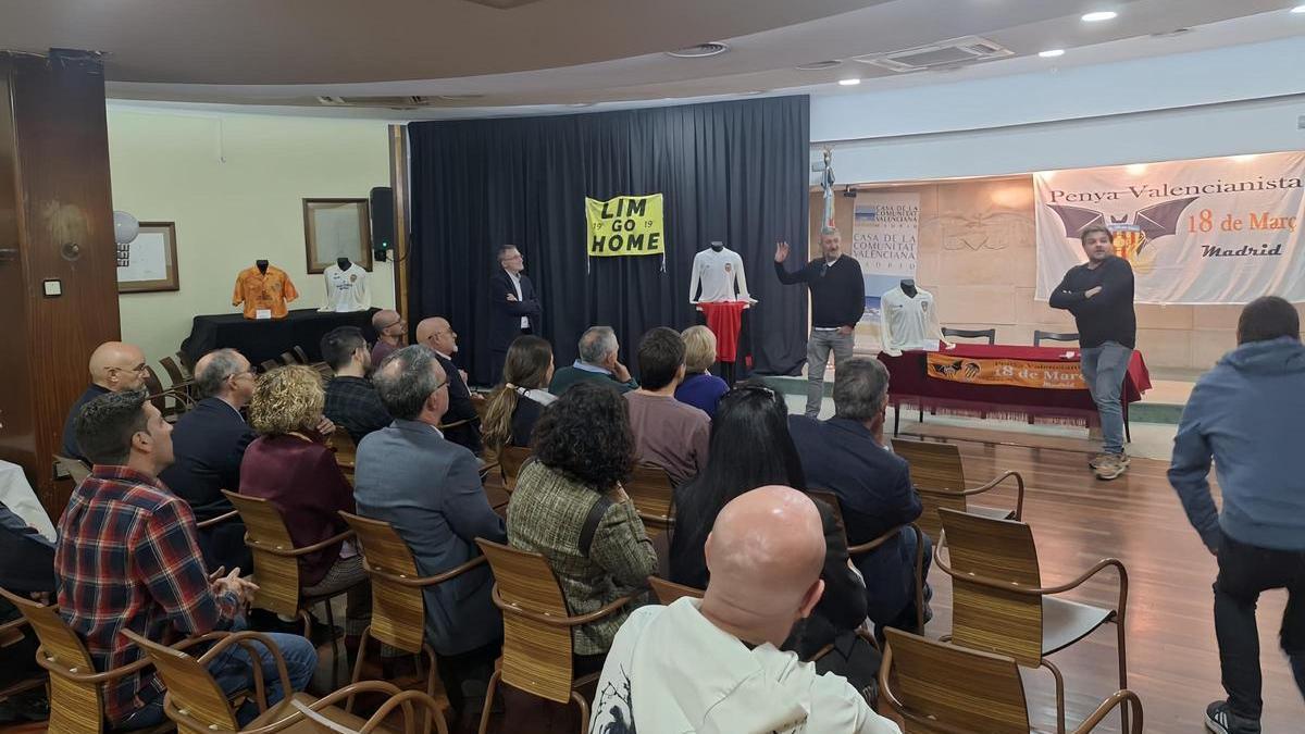 Imagen de la celebración mientras Carda y Ponce presentan la colección de míticas camisetas del club