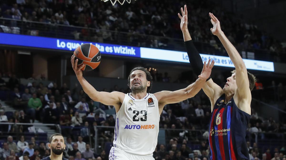 Sergio Llull disputa el balón con Jan Vesely, en una acción del parrido.