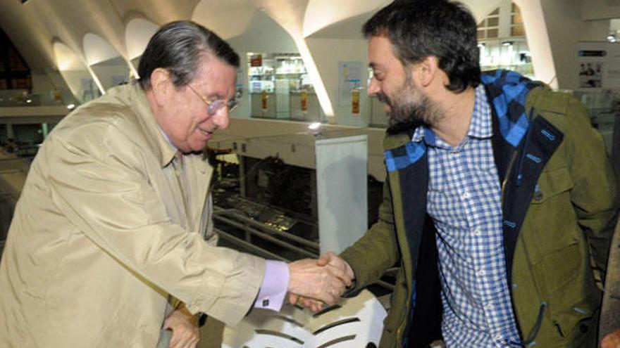 Francisco Vázquez saluda al alcalde de A Coruña en el salón Abecedari@