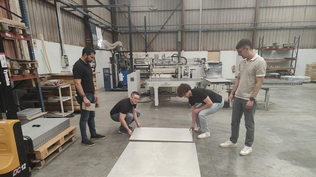 Unos emprendedores de l'Alcora crean un sistema para instalar de forma fácil y barata pavimento cerámico