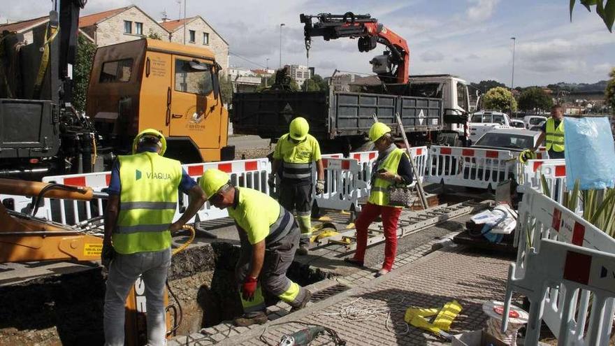 Trabajos de reparación de la primera avería en Corbaceiras, Pontevedra. // Santos Álvarez