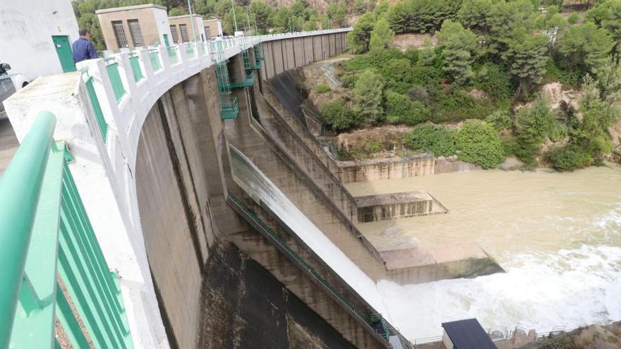 El pantano de Beniarrés con una de sus compuertas abiertas en una imagen captada este mediodía