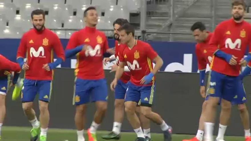 &#039;La Roja&#039; toma contacto con el césped del Stade de France